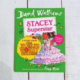 STACEY SUPERSTAR - David Walliams książeczka z naklejkami i zadaniami na końcu