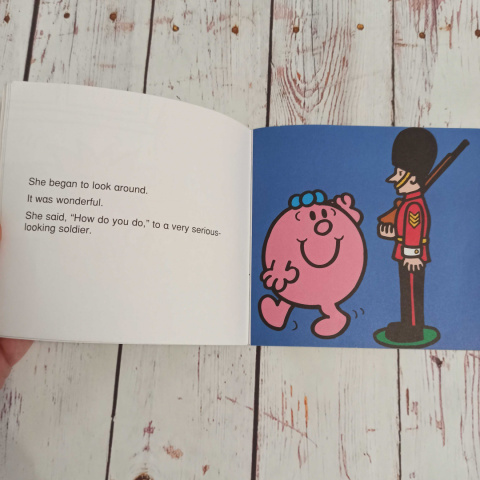 Little Miss Tiny just the right size- książeczka Roger Hargreaves Little Miss Tiny just the right size- książeczka Roger Hargreaves