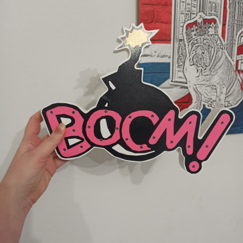 Drewniana dekoracja napis BOOM - świecący Drewniana dekoracja napis BOOM - świecący