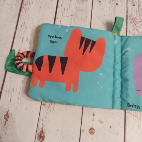 Baby Touch Tails sensoryczna książeczka z ogonkami zwierząt Baby Touch Tails sensoryczna książeczka z ogonkami zwierząt