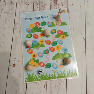 Gra Easter Egg Hunt z drewnianymi pionkami i totemem królikiem