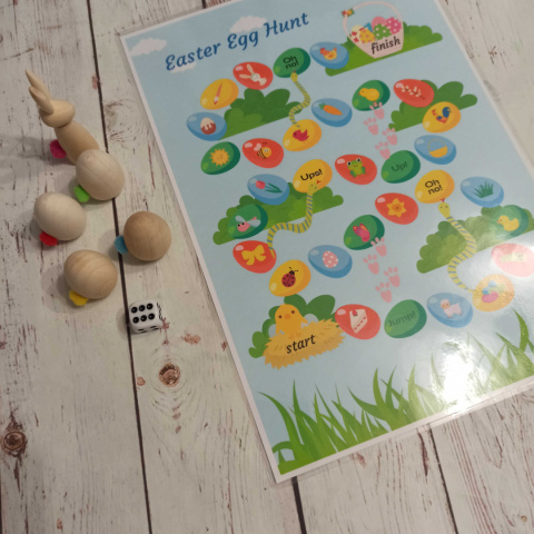 Gra Easter Egg Hunt z drewnianymi pionkami i totemem królikiem