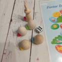 Gra Easter Egg Hunt z drewnianymi pionkami i totemem królikiem