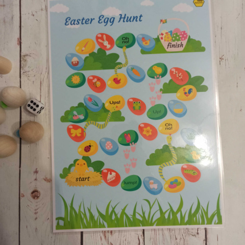 Gra Easter Egg Hunt z drewnianymi pionkami i totemem królikiem