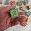 Zestaw 26 drewnianych klocków z literkami i obrazkami