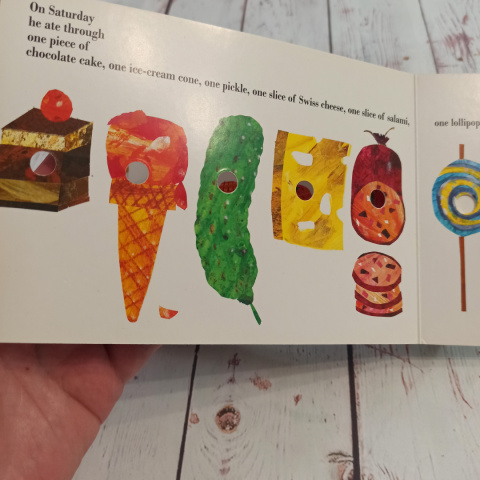 Książeczka The Very Hungry Caterpillar Książeczka The Very Hungry Caterpillar
