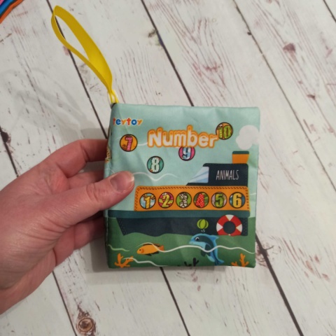 NUMBERS Sensoryczna materiałowa książeczka