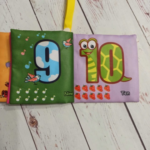 NUMBERS Sensoryczna materiałowa książeczka