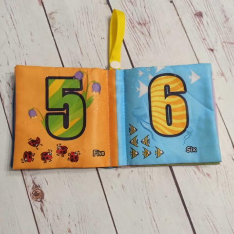 NUMBERS Sensoryczna materiałowa książeczka