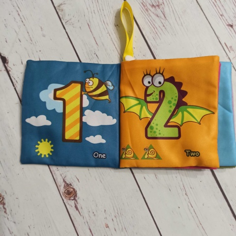 NUMBERS Sensoryczna materiałowa książeczka