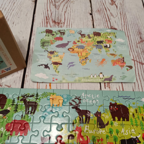 Puzzle Mapa Świata ze Zwierzętami w walizce