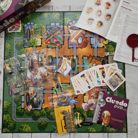 Cluedo DVD Game - gra detektywistyczna w środku NOWA Cluedo DVD Game - gra detektywistyczna w środku NOWA