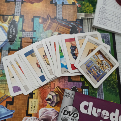 Cluedo DVD Game - gra detektywistyczna w środku NOWA Cluedo DVD Game - gra detektywistyczna w środku NOWA