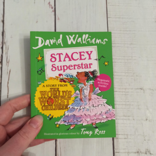 STACEY SUPERSTAR - David Walliams książeczka z naklejkami i zadaniami na końcu