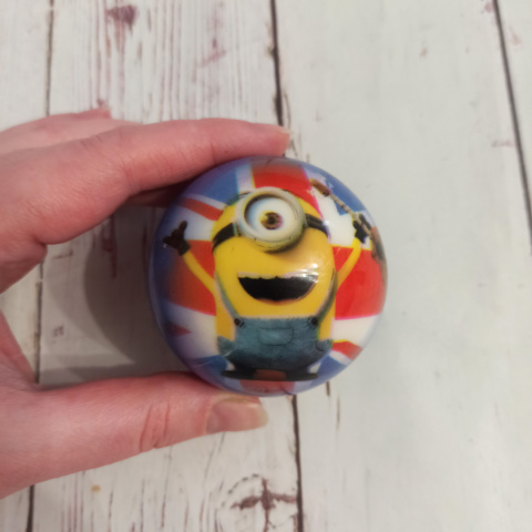 Piłeczka Hello London z Minionkiem i Flagą 7 cm