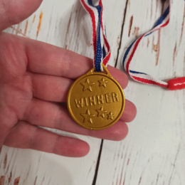 Medal WINNER - złoty plastikowy NOWY