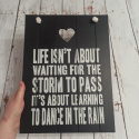 Tabliczka drewniana "Life isn't about waiting..." do powieszenia