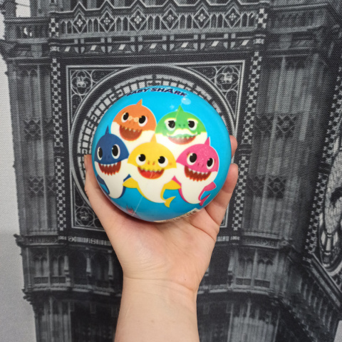 Piłka Baby Shark z całą rodzinką Rekinów Piłka Baby Shark z całą rodzinką Rekinów