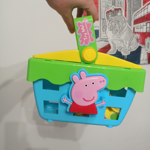 Koszyk zakupowy Peppa Pig z piosenką z filmu - kształty + jedzenie NOWY