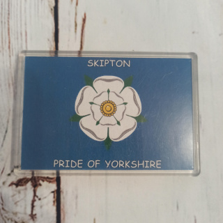 Symbol Yorkshire Róża magnes - miasto Skipton 10x7 cm