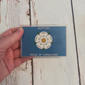 Symbol Yorkshire Róża magnes - miasto Skipton 10x7 cm