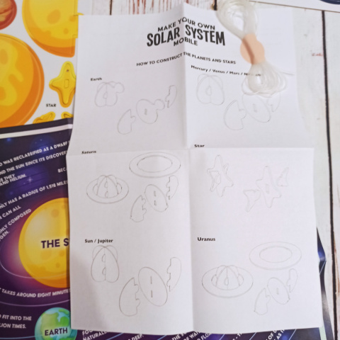 MAKE YOUR OWN SOLAR SYSTEM - w środku nowy