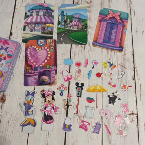 Magnetic Dress Up Set - 30 magnesów + 2 postacie + 4 dwustronne plansze tła