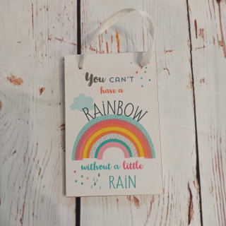 Mała tabliczka "You can't have a rainbow without a little rain" do powieszenia