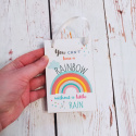 Mała tabliczka "You can't have a rainbow without a little rain" do powieszenia