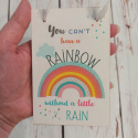 Mała tabliczka "You can't have a rainbow without a little rain" do powieszenia