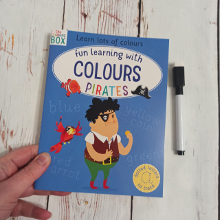 COLOURS - fun learning with PIRATES - suchościeralna książeczka NOWA