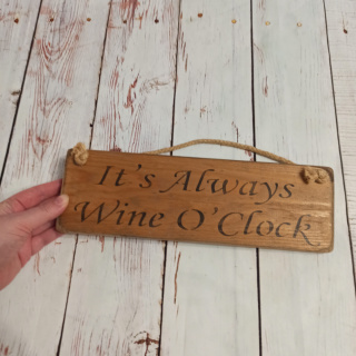 Drewniana tabliczka z napisem It's Always Wine O'clock 30x10 cm