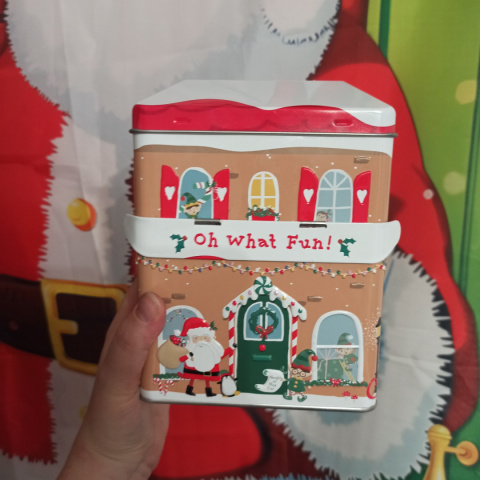 Santa House - puszka z podnoszonym daszkiem i wypukłymi elementami