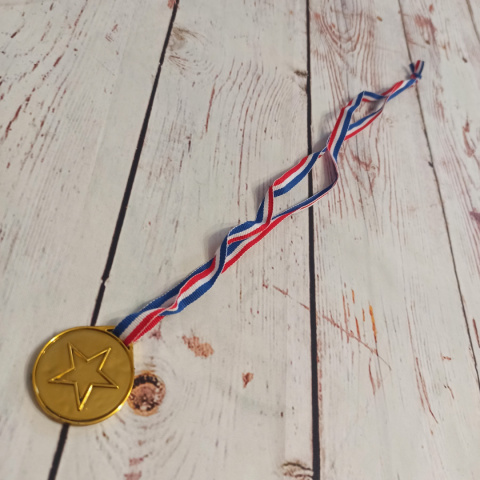 Medal WINNER - złoty plastikowy NOWY