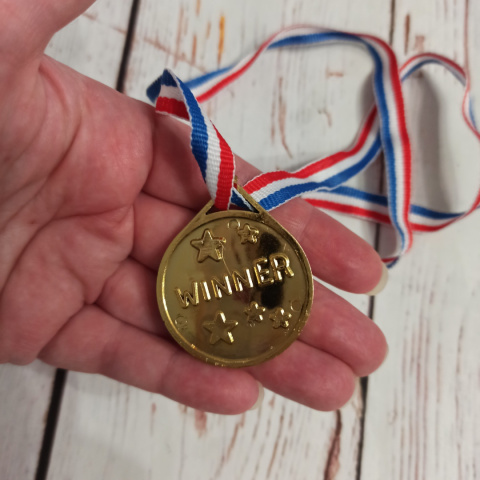 Medal WINNER, Gwiazda - złoty plastikowy z rzepem NOWY