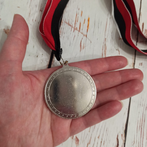 Srebrny Medal z Gwiazdą - czerwono-czarna wstęga