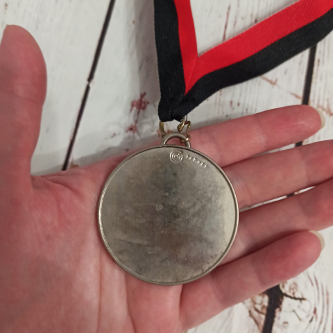 Srebrny Medal z Pochodnią - czerwono-czarna wstęga