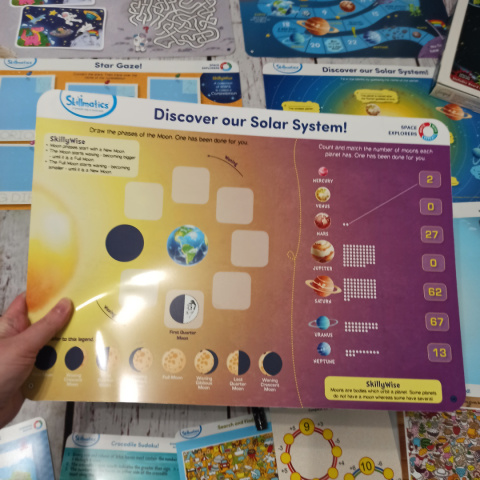 Space Explorers Write and Wipe Activity Mats - plastikowe suchościeralne maty XL dwustronne o kosmosie + zestaw mniejszych mat