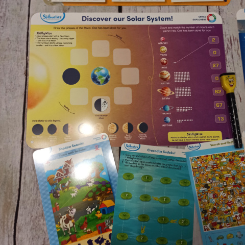 Space Explorers Write and Wipe Activity Mats - plastikowe suchościeralne maty XL dwustronne o kosmosie + zestaw mniejszych mat