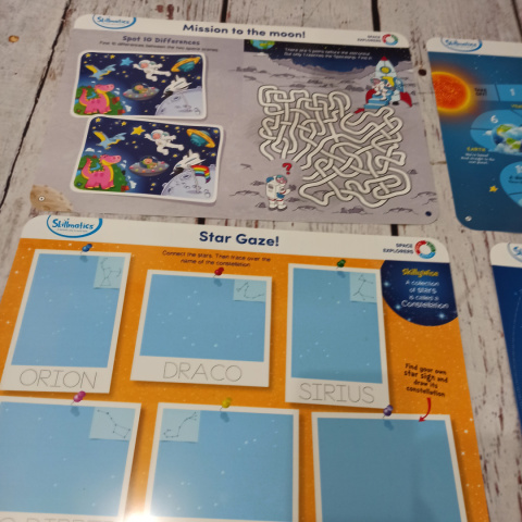 Space Explorers Write and Wipe Activity Mats - plastikowe suchościeralne maty XL dwustronne o kosmosie + zestaw mniejszych mat