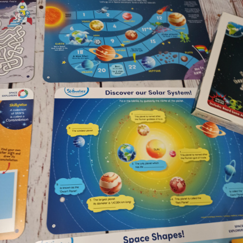 Space Explorers Write and Wipe Activity Mats - plastikowe suchościeralne maty XL dwustronne o kosmosie + zestaw mniejszych mat