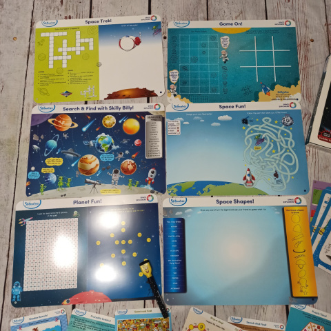 Space Explorers Write and Wipe Activity Mats - plastikowe suchościeralne maty XL dwustronne o kosmosie + zestaw mniejszych mat