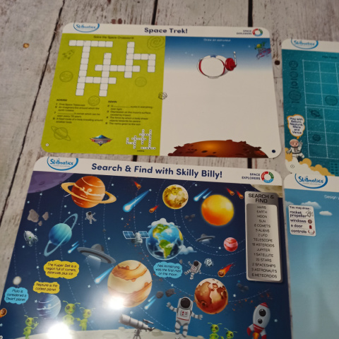 Space Explorers Write and Wipe Activity Mats - plastikowe suchościeralne maty XL dwustronne o kosmosie + zestaw mniejszych mat