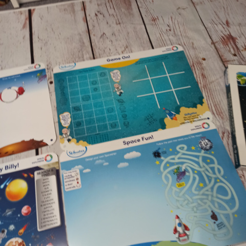 Space Explorers Write and Wipe Activity Mats - plastikowe suchościeralne maty XL dwustronne o kosmosie + zestaw mniejszych mat