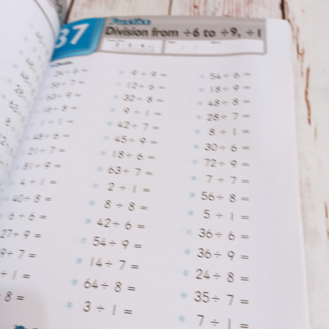 Math Workbooks: Division - uniwersalna książka z zadaniami na dzielenie