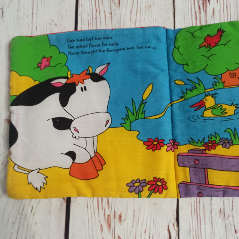 Moo! On the Farm Cuddle Book- Sensoryczna materiałowa książeczka