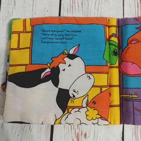 Moo! On the Farm Cuddle Book- Sensoryczna materiałowa książeczka