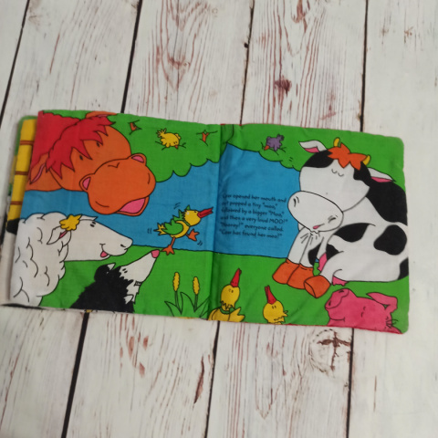 Moo! On the Farm Cuddle Book- Sensoryczna materiałowa książeczka