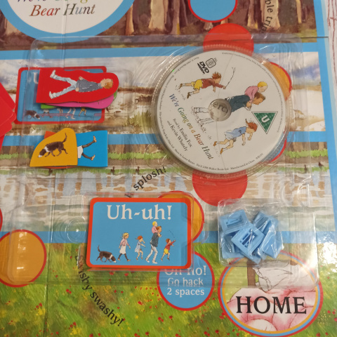 Lets play! Were Going on a Bear Hunt (Book, DVD & Game)