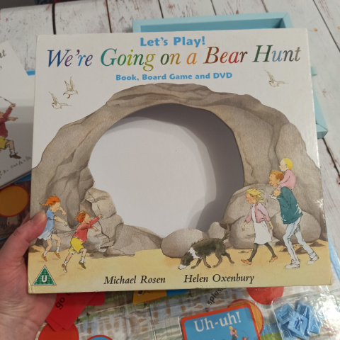 Lets play! Were Going on a Bear Hunt (Book, DVD & Game)